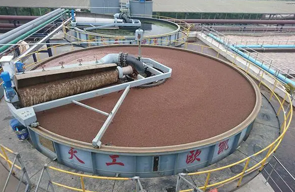 (圖:電廠爐渣廢水處理池起泡場(chǎng)景)